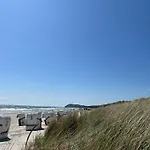 Alte Kate Mit Bau-& Zirkuswagen Im Gartenidyll In Putbus Ot *