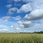 Alte Kate Mit Bau-& Zirkuswagen Im Gartenidyll In Putbus Ot *