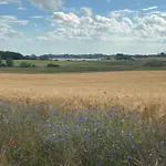 Alte Kate Mit Bau-& Zirkuswagen Im Gartenidyll In Putbus Ot بيت للعطل