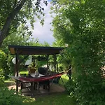 بيت للعطل Alte Kate Mit Bau-& Zirkuswagen Im Gartenidyll In Putbus Ot Kasnevitz