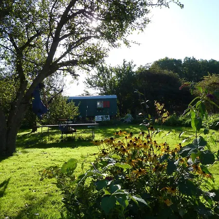Alte Kate Mit Bau-& Zirkuswagen Im Gartenidyll In Putbus Ot Kasnevitz
