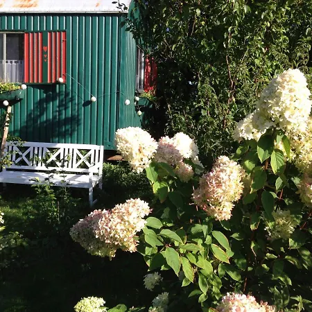 Nyaraló Alte Kate Mit Bau-& Zirkuswagen Im Gartenidyll In Putbus Ot Kasnevitz