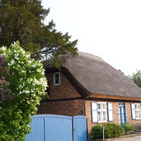 Alte Kate Mit Bau-& Zirkuswagen Im Gartenidyll In Putbus Ot * Kasnevitz