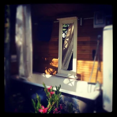 Alte Kate Mit Bau-& Zirkuswagen Im Gartenidyll In Putbus Ot *