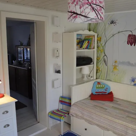 Alte Kate Mit Bau-& Zirkuswagen Im Gartenidyll In Putbus Ot * Kasnevitz