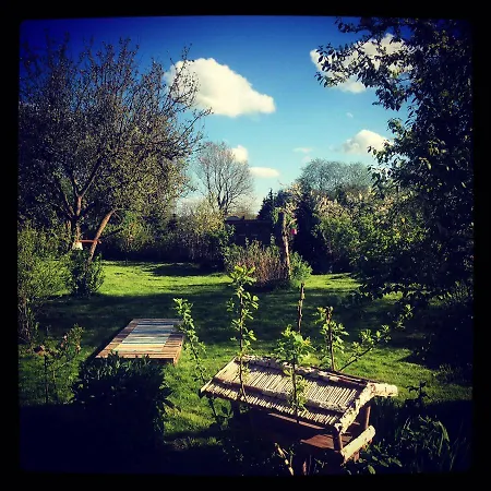 Alte Kate Mit Bau-& Zirkuswagen Im Gartenidyll In Putbus Ot بيت للعطل Kasnevitz