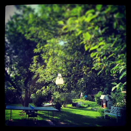 Alte Kate Mit Bau-& Zirkuswagen Im Gartenidyll In Putbus Ot Kasnevitz