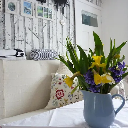 Alte Kate Mit Bau-& Zirkuswagen Im Gartenidyll In Putbus Ot * Kasnevitz