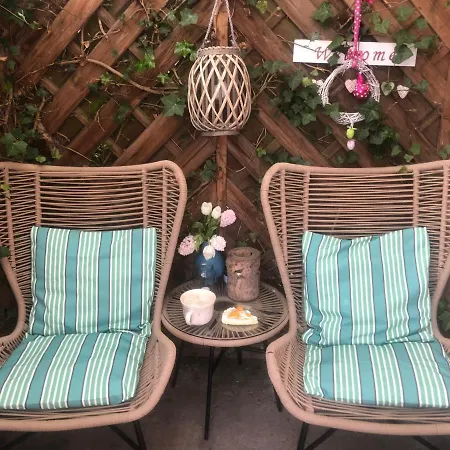 بيت للعطل Alte Kate Mit Bau-& Zirkuswagen Im Gartenidyll In Putbus Ot