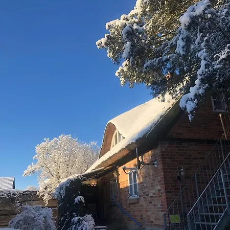 Alte Kate Mit Bau-& Zirkuswagen Im Gartenidyll In Putbus Ot بيت للعطل