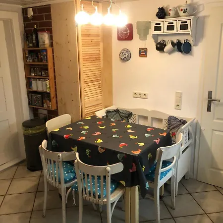 Alte Kate Mit Bau-& Zirkuswagen Im Gartenidyll In Putbus Ot بيت للعطل *