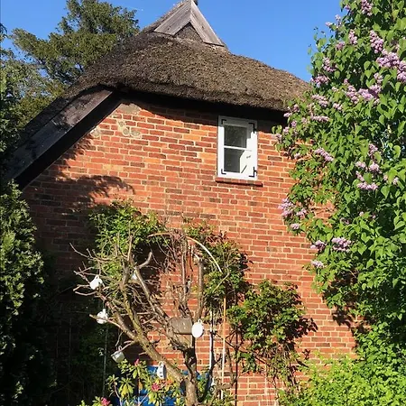 Alte Kate Mit Bau-& Zirkuswagen Im Gartenidyll In Putbus Ot *
