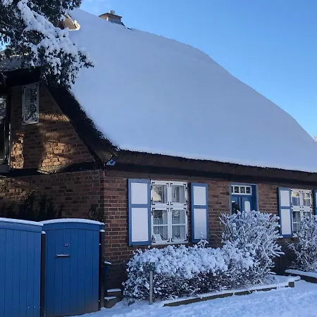 Alte Kate Mit Bau-& Zirkuswagen Im Gartenidyll In Putbus Ot Feriehus Kasnevitz