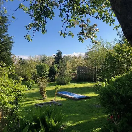 Alte Kate Mit Bau-& Zirkuswagen Im Gartenidyll In Putbus Ot