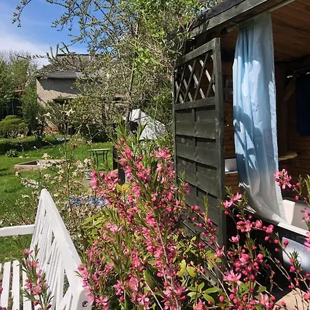 Alte Kate Mit Bau-& Zirkuswagen Im Gartenidyll In Putbus Ot بيت للعطل Kasnevitz