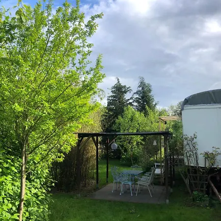 Alte Kate Mit Bau-& Zirkuswagen Im Gartenidyll In Putbus Ot *