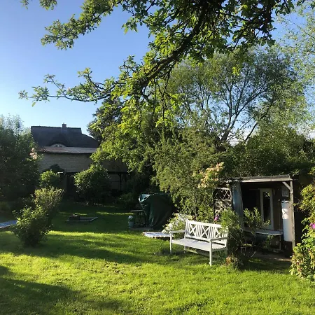 Alte Kate Mit Bau-& Zirkuswagen Im Gartenidyll In Putbus Ot *