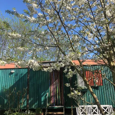 Nyaraló Alte Kate Mit Bau-& Zirkuswagen Im Gartenidyll In Putbus Ot Kasnevitz