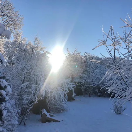 بيت للعطل Alte Kate Mit Bau-& Zirkuswagen Im Gartenidyll In Putbus Ot Kasnevitz
