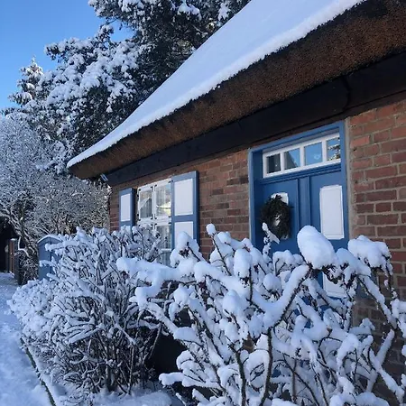Nyaraló Alte Kate Mit Bau-& Zirkuswagen Im Gartenidyll In Putbus Ot Kasnevitz