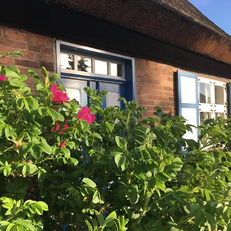 Alte Kate Mit Bau-& Zirkuswagen Im Gartenidyll In Putbus Ot *