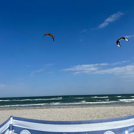 Alte Kate Mit Bau-& Zirkuswagen Im Gartenidyll In Putbus Ot بيت للعطل *