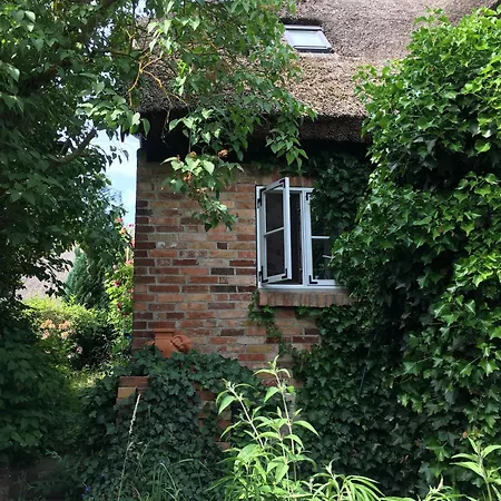 Alte Kate Mit Bau-& Zirkuswagen Im Gartenidyll In Putbus Ot