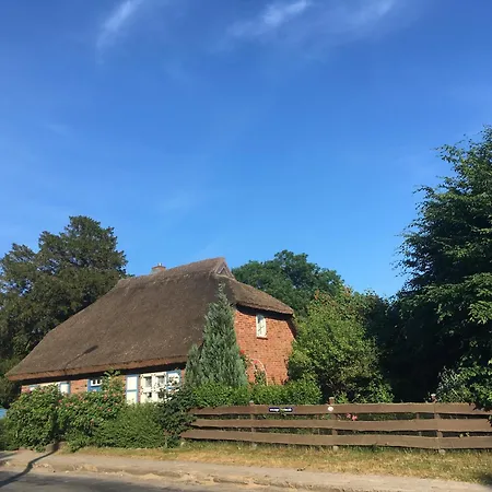 بيت للعطل Alte Kate Mit Bau-& Zirkuswagen Im Gartenidyll In Putbus Ot *