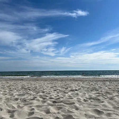 Alte Kate Mit Bau-& Zirkuswagen Im Gartenidyll In Putbus Ot بيت للعطل Kasnevitz