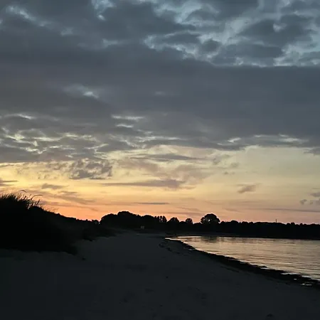 Alte Kate Mit Bau-& Zirkuswagen Im Gartenidyll In Putbus Ot