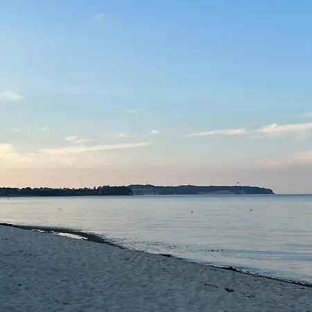 Alte Kate Mit Bau-& Zirkuswagen Im Gartenidyll In Putbus Ot بيت للعطل *