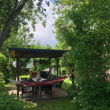 بيت للعطل Alte Kate Mit Bau-& Zirkuswagen Im Gartenidyll In Putbus Ot Kasnevitz