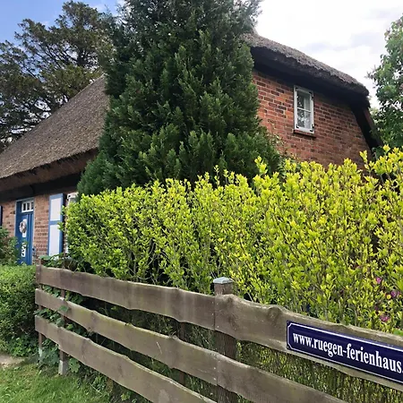 Alte Kate Mit Bau-& Zirkuswagen Im Gartenidyll In Putbus Ot *
