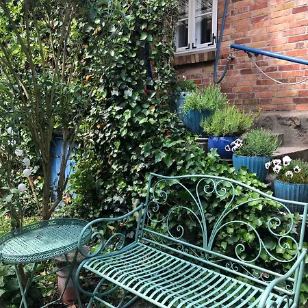 Alte Kate Mit Bau-& Zirkuswagen Im Gartenidyll In Putbus Ot