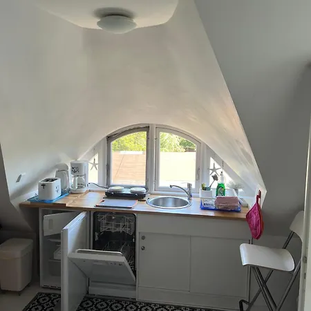 Alte Kate Mit Bau-& Zirkuswagen Im Gartenidyll In Putbus Ot بيت للعطل Kasnevitz