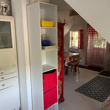 Alte Kate Mit Bau-& Zirkuswagen Im Gartenidyll In Putbus Ot *