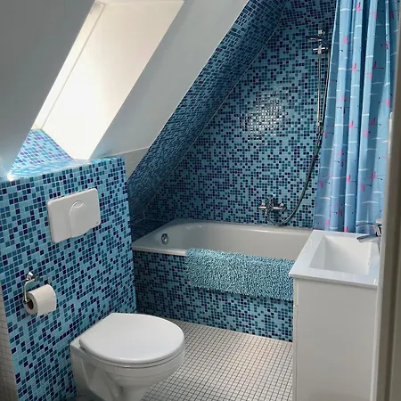 Alte Kate Mit Bau-& Zirkuswagen Im Gartenidyll In Putbus Ot Kasnevitz