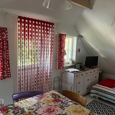 بيت للعطل Alte Kate Mit Bau-& Zirkuswagen Im Gartenidyll In Putbus Ot