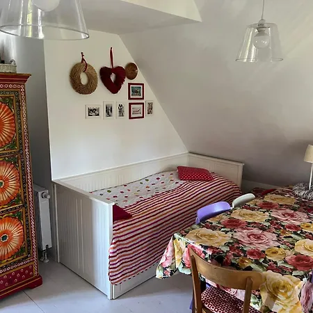 Alte Kate Mit Bau-& Zirkuswagen Im Gartenidyll In Putbus Ot بيت للعطل *