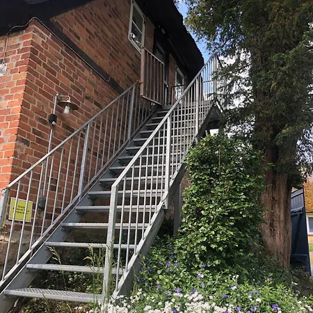 Alte Kate Mit Bau-& Zirkuswagen Im Gartenidyll In Putbus Ot *